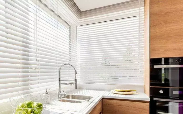 Żaluzje okienne w kuchni